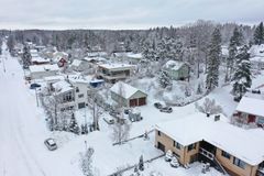 Luminen maisema pientaloalueelta, jossa on paljon omakotitaloja.