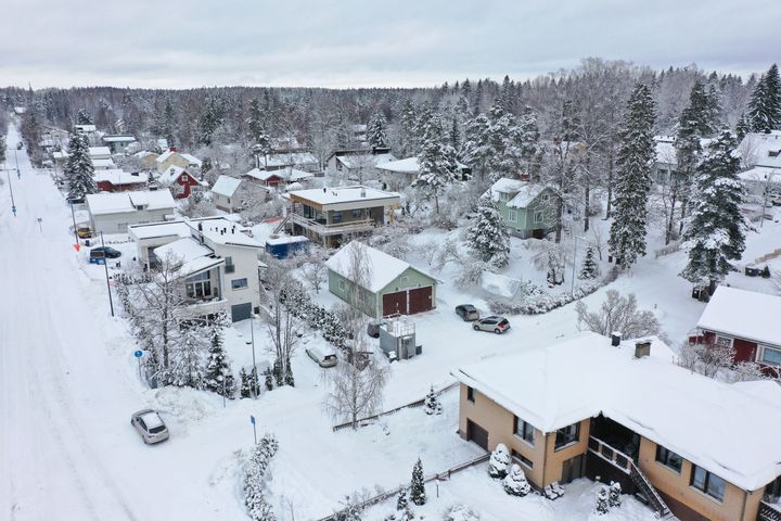 Luminen maisema pientaloalueelta, jossa on paljon omakotitaloja.