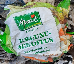 Kuva muovipakkauspussista kaatopaikalla.