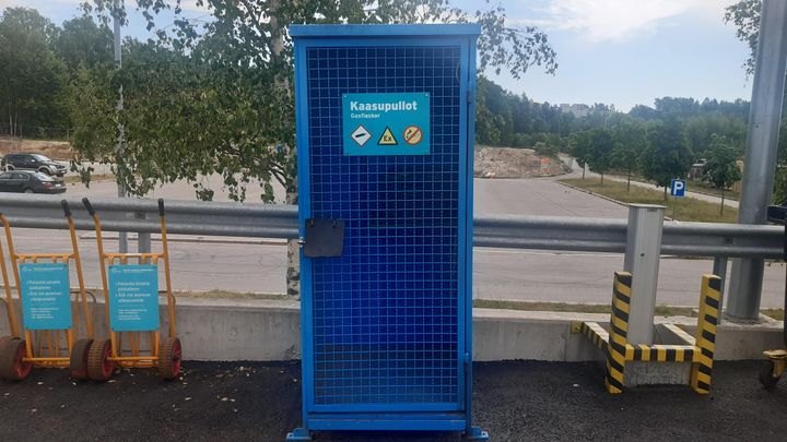 Kuvassa on kaasupullojen säilytyskaappi HSY:n Sortti-asemalla.
