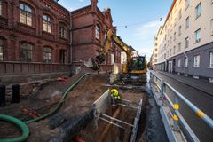 kuva aukikaivetusta kadusta jossa tuetaan valmista kaivantoa.