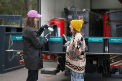 Kaksi asukasta tuo vaarallista jätettä Sortti-keräysautokierrokselle.