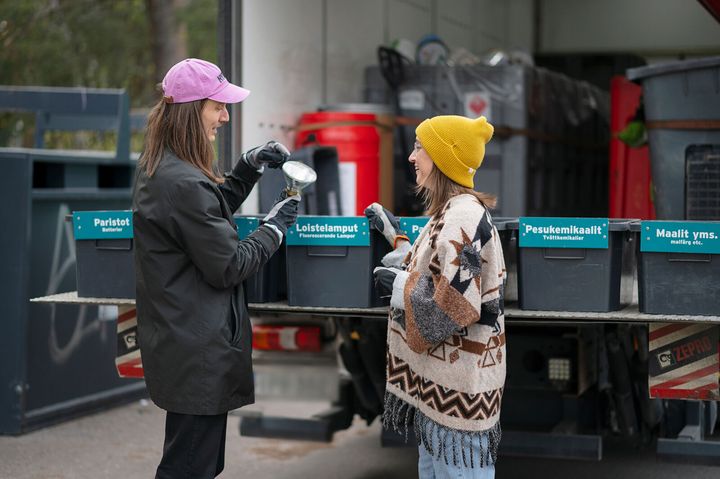 Kaksi asukasta tuo vaarallista jätettä Sortti-keräysautokierrokselle.