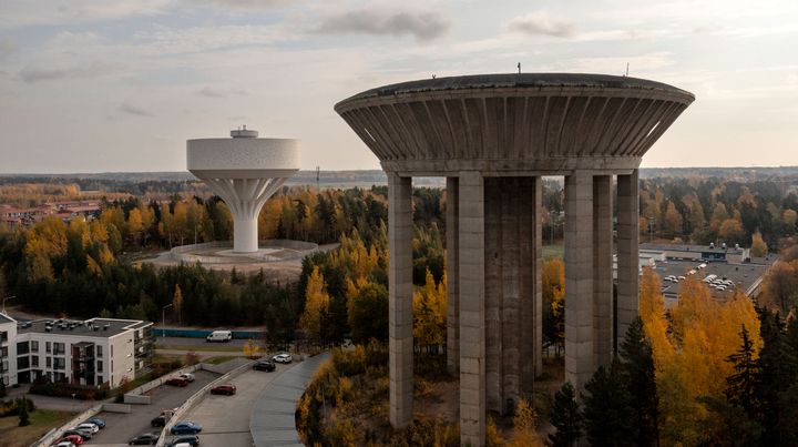 Vantaan Hiekkaharjun vanha ja uusi vesitorni ennen vanhan purkua.