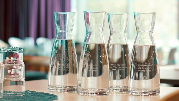 kuva vesikarahveista ja tyhjistä vesilaseista