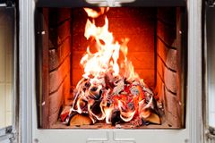 Puunpoltosta muodostuu aina päästöjä, mutta hyvillä polttotavoilla päästöjä voi merkittävästi vähentää. Tärkeintä on polttaa vain kuivaa ja puhdasta puuta. Kuva: HSY / Jenni-Justiina Niemi.