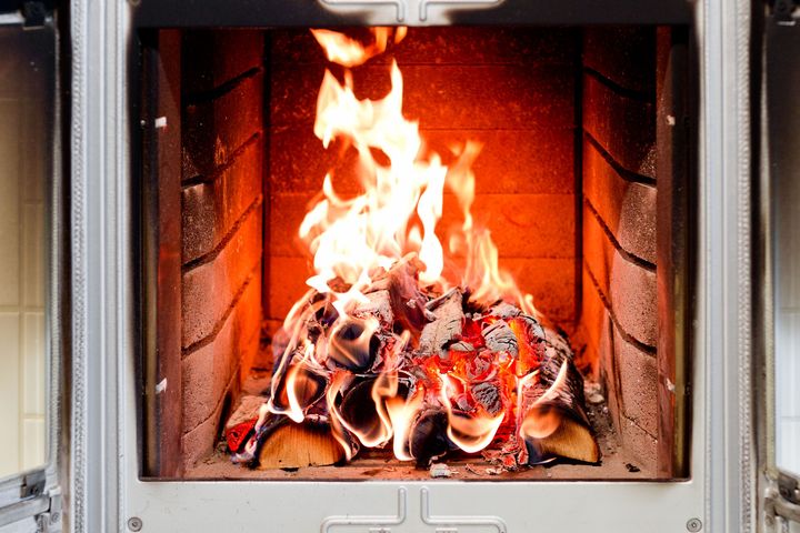 Puunpoltosta muodostuu aina päästöjä, mutta hyvillä polttotavoilla päästöjä voi merkittävästi vähentää. Tärkeintä on polttaa vain kuivaa ja puhdasta puuta. Kuva: HSY / Jenni-Justiina Niemi.