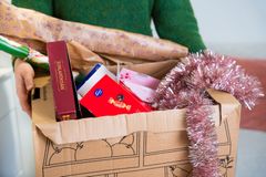 Pahvilaatikossa on kartonkijätettä, joulukoristeita ja lahjapaperia.