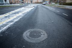 HSY-logoinen kaivonkansi katukuvassa