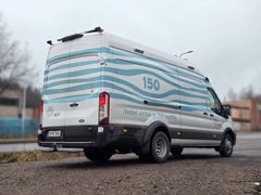 pakettiautossa juhlavuoden ilmettä