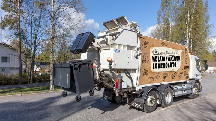 Nelikammioinen jäteauto tyhjentää monilokeroastiaan lajiteltuja muovi-, kartonki- ja lasipakkauksia sekä pienmetallia.