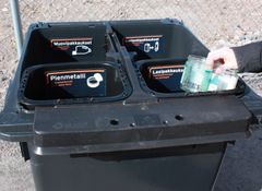 Monilokeroinen jäteastia, jossa on omat keräysastiat muovi-, kartonki- ja lasipakkauksille sekä pienmetallille.