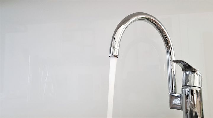 Keittiöhanasta virtaa vettä.