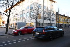 Autoja ajamassa Mannerheiminkadulla Porvoossa. Taustalla näkyy harmaa ilmanlaadun mittauskontti ja rakennuksia.