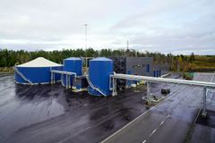 Biojätteen käsittelylaitos, johon kuuluu useampi rakennus. Taustalla metsää.