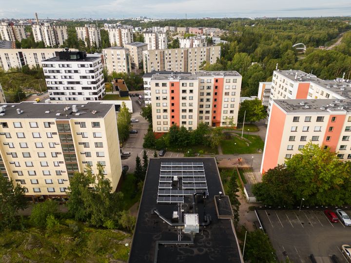 Ilmakuva kerrostaloista. Ympärillä näkyy puita.