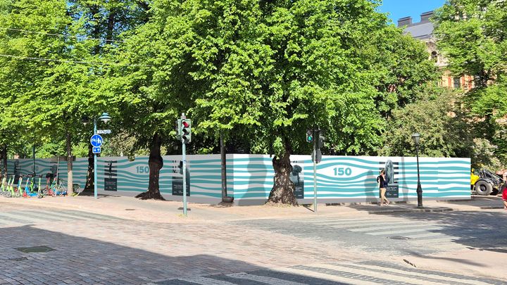 Havainnekuva työmaa-aidasta Esplanadin puistossa