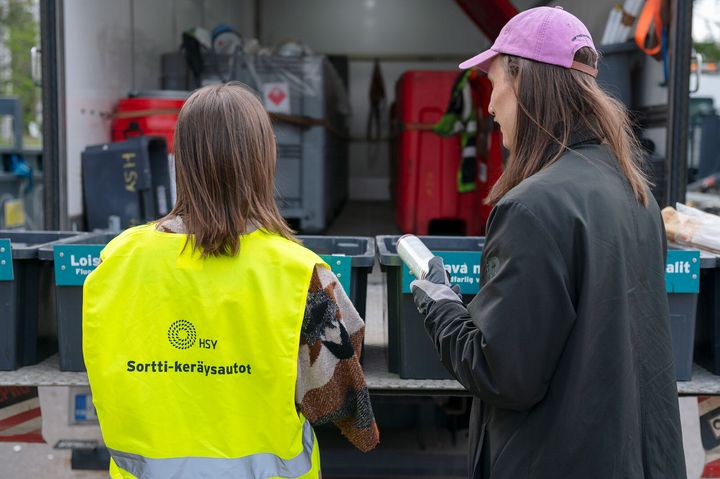 Sortti-keräysautoon voi tuoda maksutta useimpia kodin vaarallisia jätteitä. Tarkka listaus vastaanotettavista vaarallisista jätteistä löytyy syksyn Sortti-keräysautokierroksen verkkosivulta. Kuva: HSY.