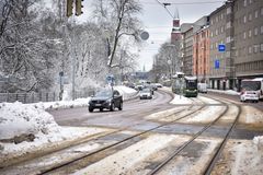 Autoja ajaa talvisilla kaduilla.