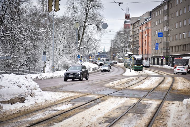 Autoja ajaa talvisilla kaduilla.