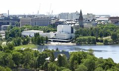 Kuvassa on Finlandia-talo ja Töölönlahti
