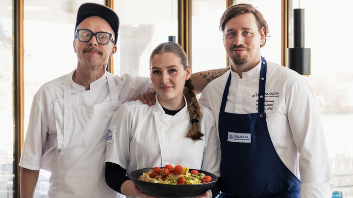 Jouni Toivanen (vas.) ja Mikko Puuronen (oik.) uskovat ettei vastuullisuus tarkoita mausta tinkimistä. Keskellä Finlandia Cafe&Winen Wanda Lehmuspuro.