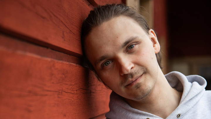 Attendon Toinen mahdollisuus -podcastin juontajana on Roope Salminen.
