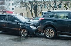 Kahden auton peräänajo kaupunkialueella.