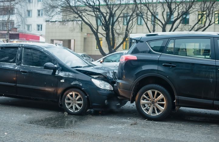 Kahden auton peräänajo kaupunkialueella.