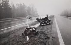 Mustavalkoinen kuva auto-onnettomuuden jäljistä maantiellä.