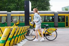Kaupunkipyöräasema ja raitiovaunu