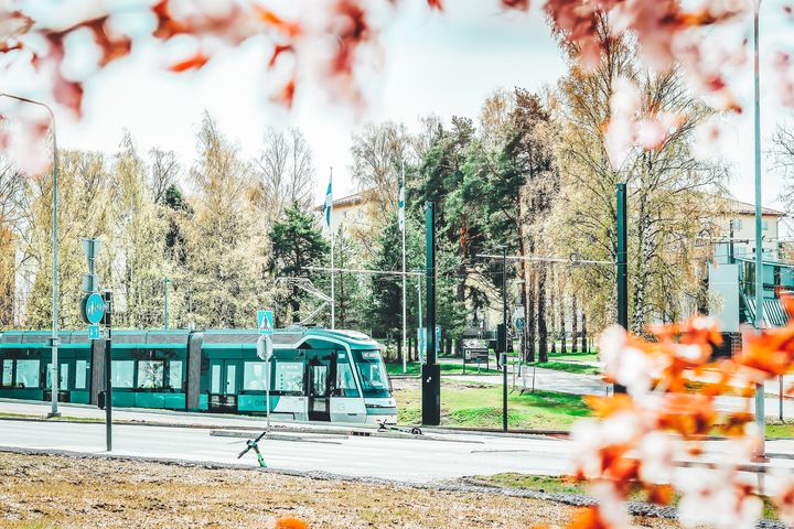 Pikaraitiovaunu kulkee raiteita pitkin