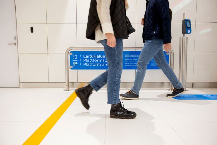 Kuvituskuva ihmisistä kävelemässä laiturialueelle.