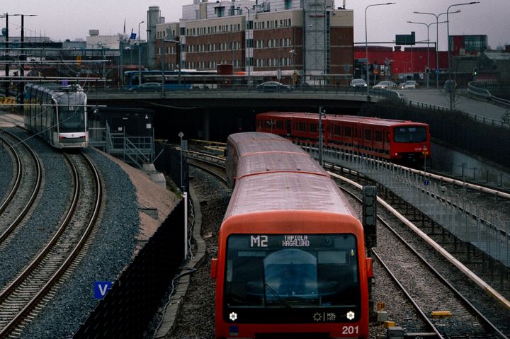 Kaksi metrojunaa ja pikaratikka Itäkeskuksen aseman lähellä