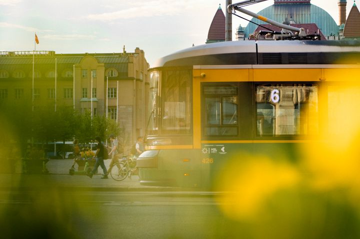 Kesäinen kuva, jossa on ratikka Helsingin keskustassa