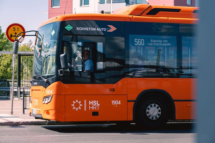Kuva HSL:n runkobussilinjan 560 bussista