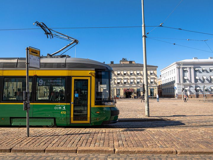 Raitiovaunu linjalla 9T Kauppatorin pysäkillä Helsingissä.
