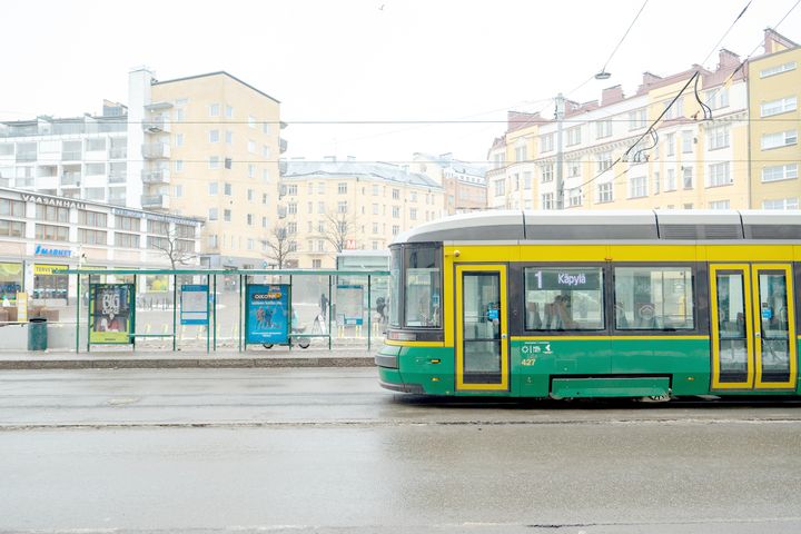 Raitiovaunu Sörnäisten pysäkillä Vaasanaukion edustalla Helsinginkadulla