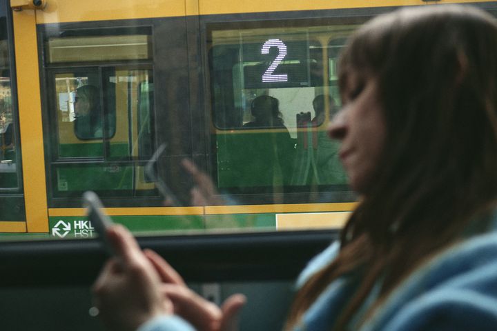 Matkustaja raitiovaunun kyydissä