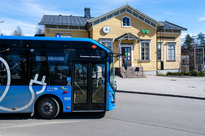 Linjan 665A bussi Järvenpään juna-asemalla.