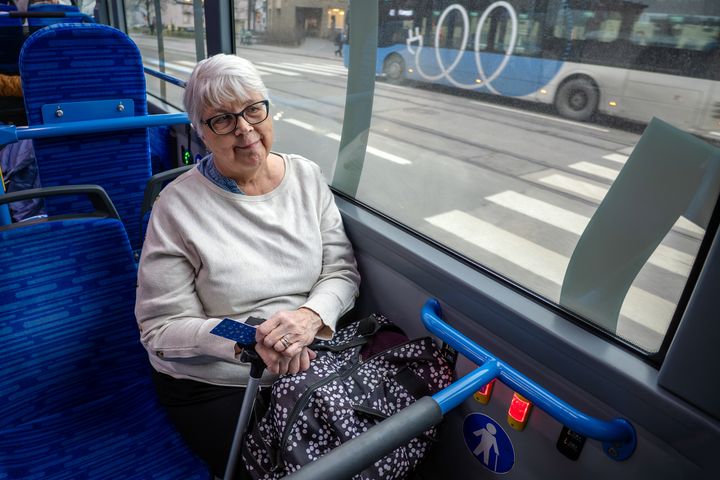 Joukkoliikennematkustaja bussissa