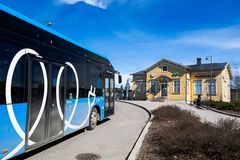 Järvenpään rautatieasema ja bussi kuvattuna takaa sivusta