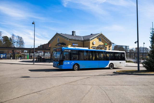 Bussi Järvenpään rautatieasemalla