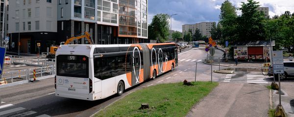 Oranssi runkolinjabussi Vantaalla