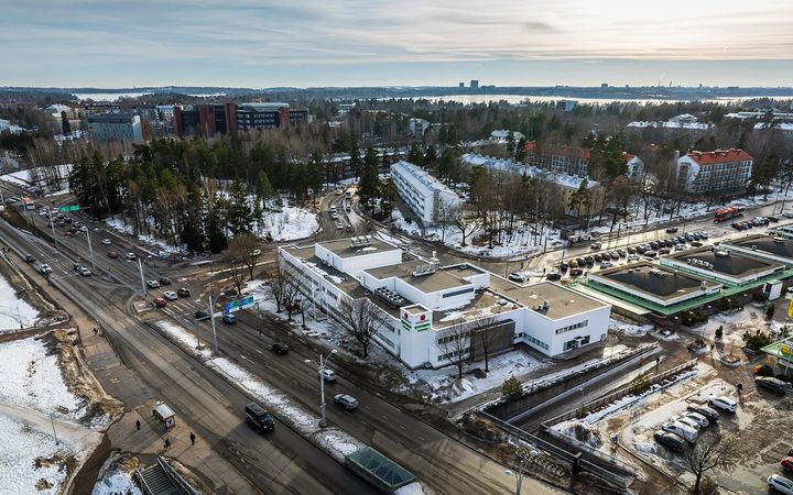 Kuvassa näkyy Pihlajalinna Dextra Munkkivuoren lääkärikeskus ilmakuvana Munkkivuoren ostoskeskuksen ja Huopalahdentien välissä.