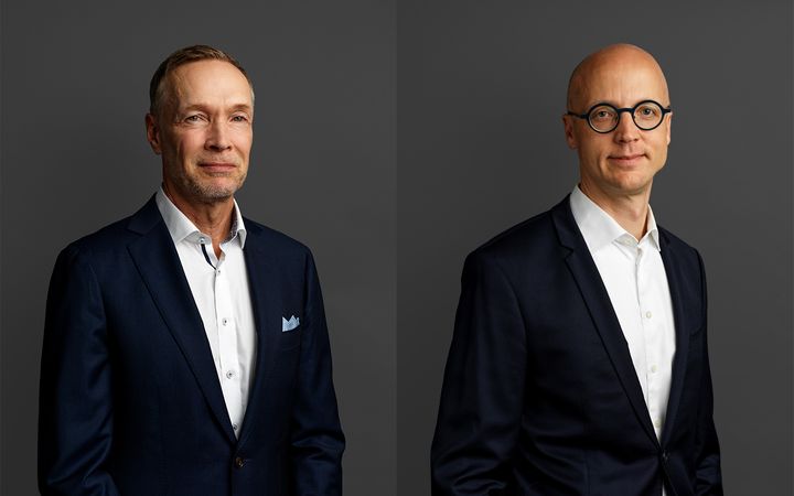 Vesa Immosen ja Tero Lehtosen potretit tummanharmaata taustaa vasten vierekkäin. Valokuvat on rajattu vyötäröstä ylöspäin. Kummallakin on päällään tummat puvun takit sekä valkoiset kauluspaidat.