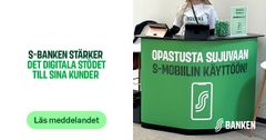 En person står vid ett informationsbord med text om att S-Banken stärker digitalt stöd för kunder.