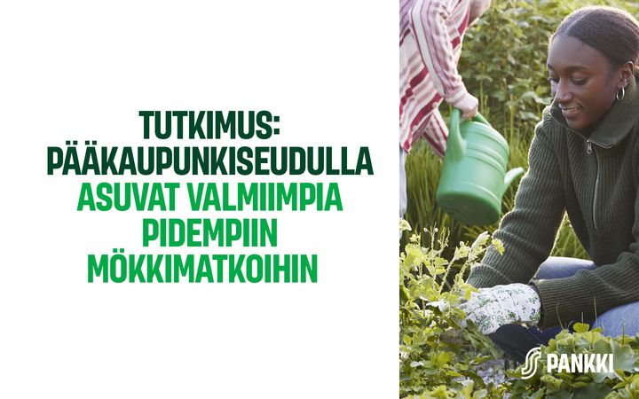 Naispuolinen henkilö kastelee kasveja puutarhassa. Teksti: "Tutkimus: Pääkaupunkiseudulla asuvat valmiimpia pidempiin mökkimatkoihin."