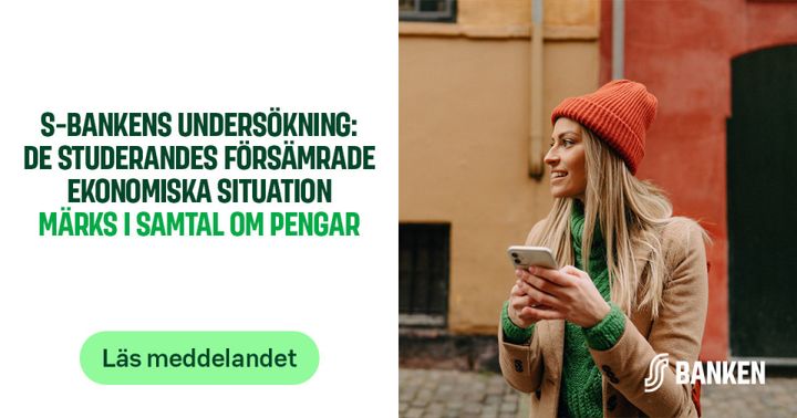 Kvinna i röd mössa använder sin mobiltelefon. Text om S-bankens undersökning om studerandes ekonomi.