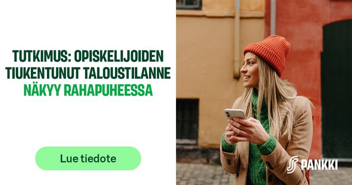 Nainen seisoo ulkona, katsoen sivulle, pipo ja takki yllään, puhelin kädessä. Kuvassa teksti: "Tutkimus: Opiskelijoiden tiukentunut taloustilanne näkyy rahapuheessa."
